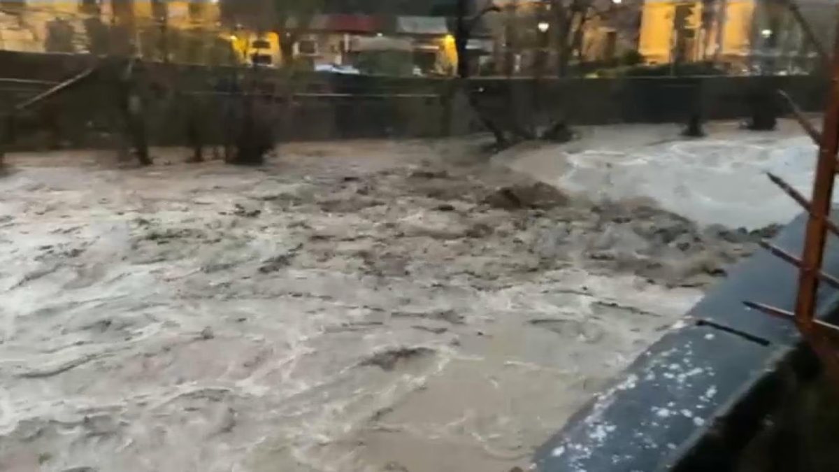 italia il fiume esonda detriti ovunque immagini da brividi da Thesocialpost.it italia il fiume esonda detriti ovunque immagini da brividi
