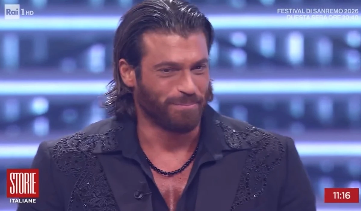 Dettaglio dell’outfit di Can Yaman a Sanremo 2026