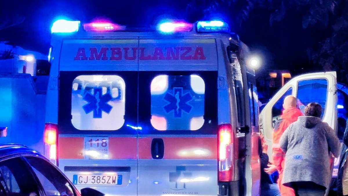 Follia allo stadio, calciatore aggredito da un avversario: finisce in ospedale!