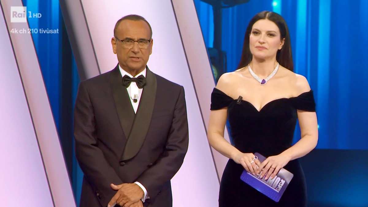 Carlo Conti e Laura Pausini sul palco di Sanremo 2026 durante l'apertura