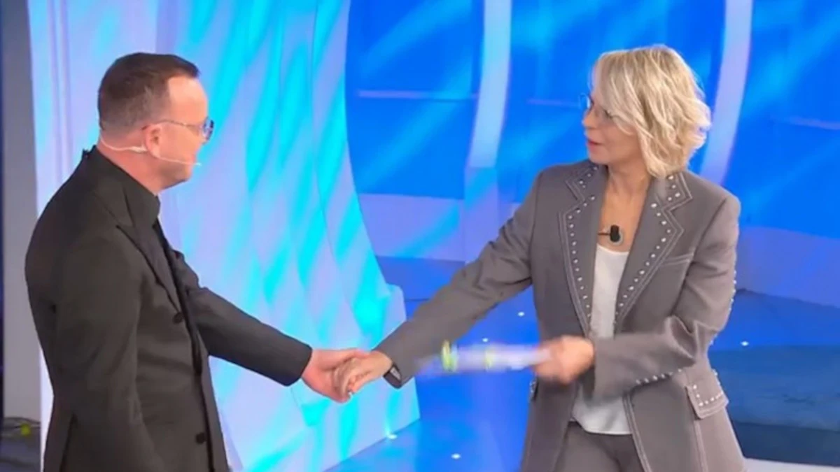 ma gigi d8217alessio8230 c8217232 posta per te il cantante entra in studio e il pubblico nota quel particolare da Thesocialpost.it ma gigi d8217alessio8230 c8217232 posta per te il cantante entra in studio e il pubblico nota quel particolare