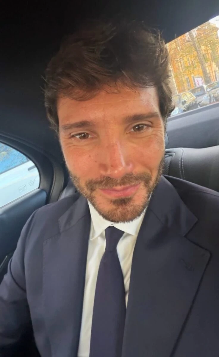 Stefano De Martino in studio durante Affari Tuoi