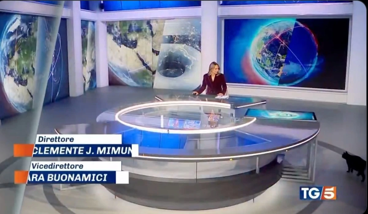 Inquadratura dello studio del Tg5 durante il fuoriprogramma