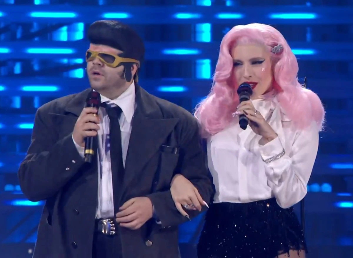 Ditonellapiaga sul palco durante la serata cover di Sanremo 2026