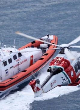 Elicottero impegnato nelle operazioni di ricerca e soccorso in mare al largo di Tropea