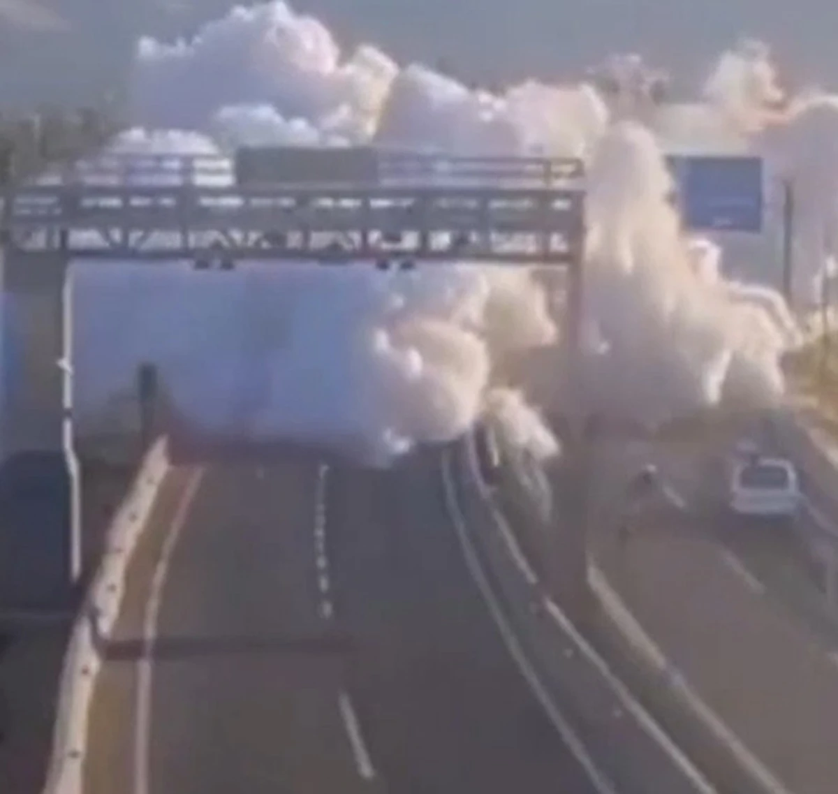 Nuvola di gas e prime fasi dell'incidente con camion cisterna in autostrada