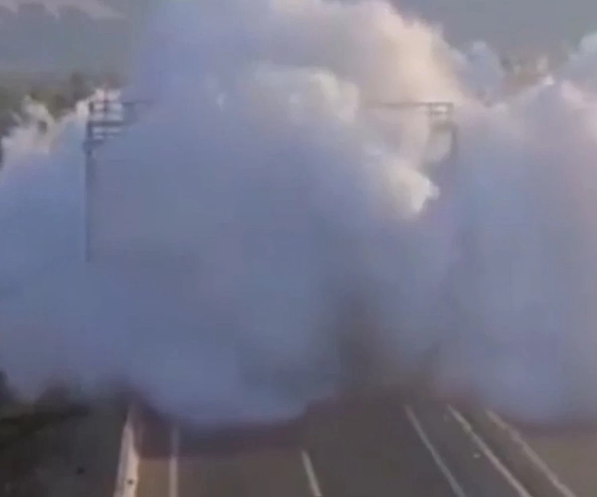 Veicoli bruciati e incendio dopo la deflagrazione in autostrada