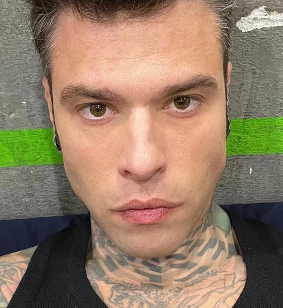 Fedez in primo piano in una foto recente