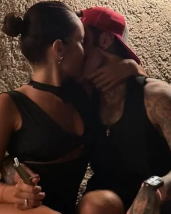 Fedez con la compagna Giulia Honegger, foto condivisa online