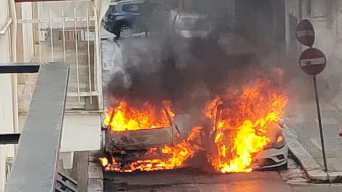 paura in centro citt224 auto in fiamme durante la marcia da Thesocialpost.it paura in centro citt224 auto in fiamme durante la marcia
