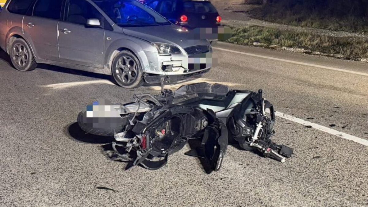 Domenica di sangue in Italia, schianto mortale tra auto e moto. Strada bloccata per ore