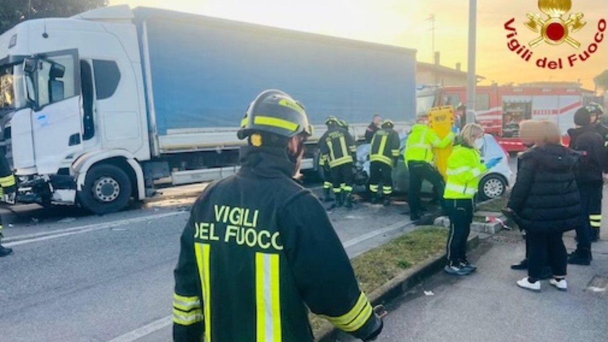 tragedia in italia impatto terribile tra auto e camion non c8217232 stato nulla da fare da Thesocialpost.it tragedia in italia impatto terribile tra auto e camion non c8217232 stato nulla da fare