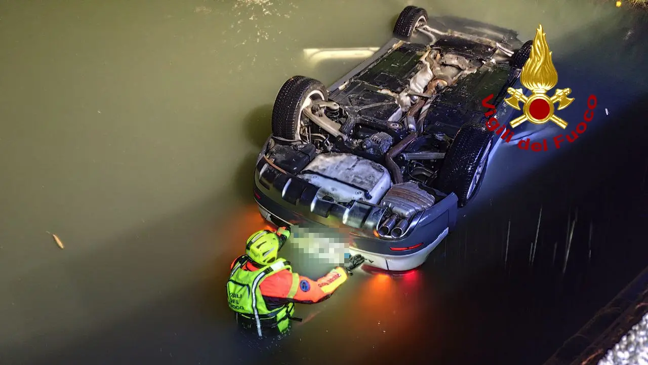 italia auto si ribalta e finisce sott8217acqua a bordo intera famiglia tragedia da Thesocialpost.it italia auto si ribalta e finisce sott8217acqua a bordo intera famiglia tragedia