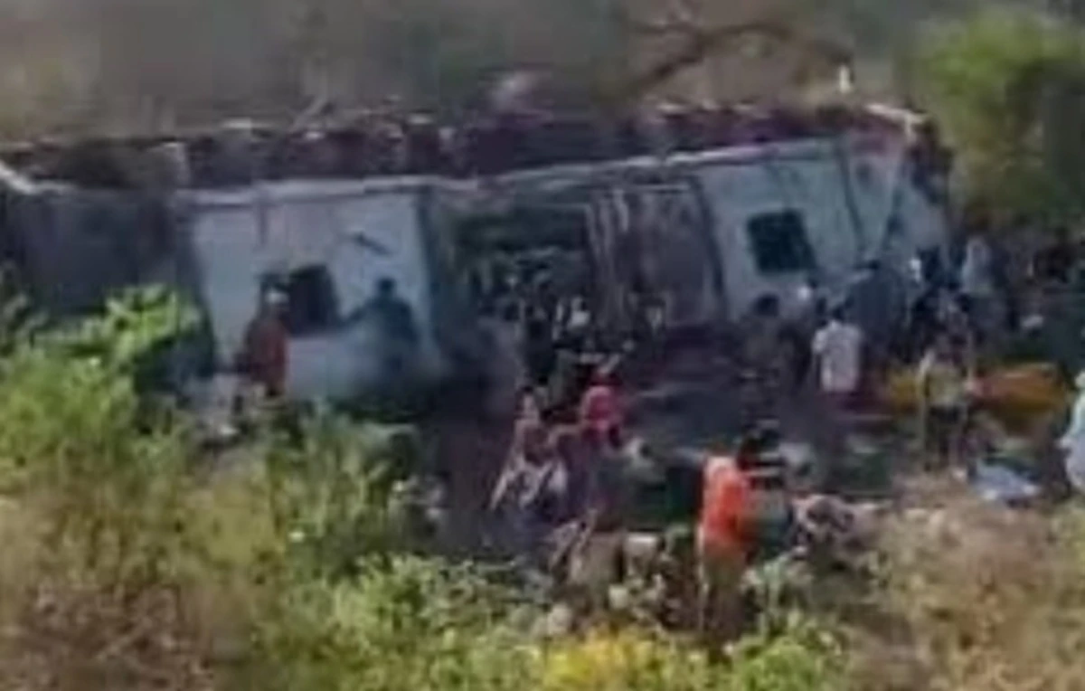 Soccorsi sul luogo dell'incidente: interventi dopo il ribaltamento dell'autobus di pellegrini