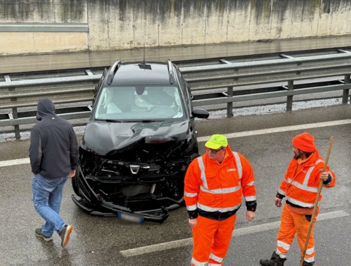Traffico bloccato dopo incidente con camion e auto