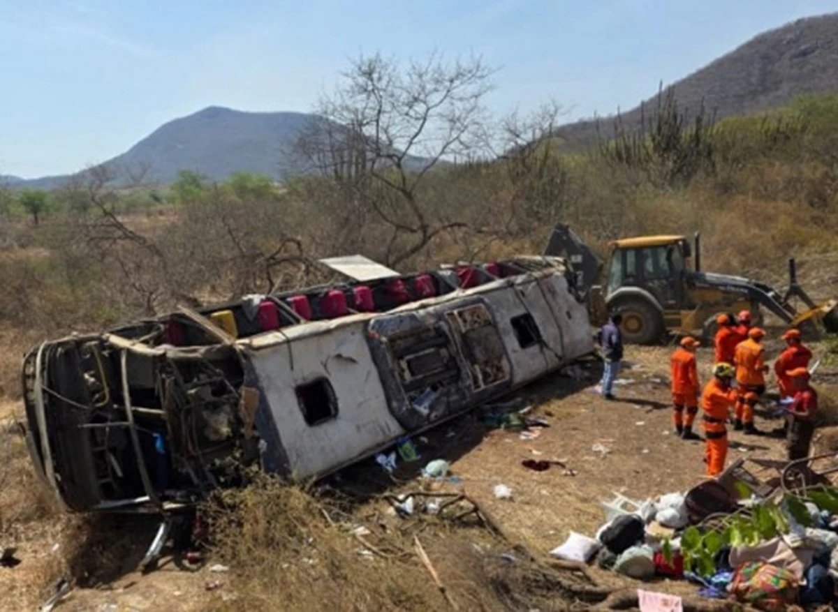 Autobus di pellegrini ribaltato dopo il gravissimo incidente stradale in Alagoas