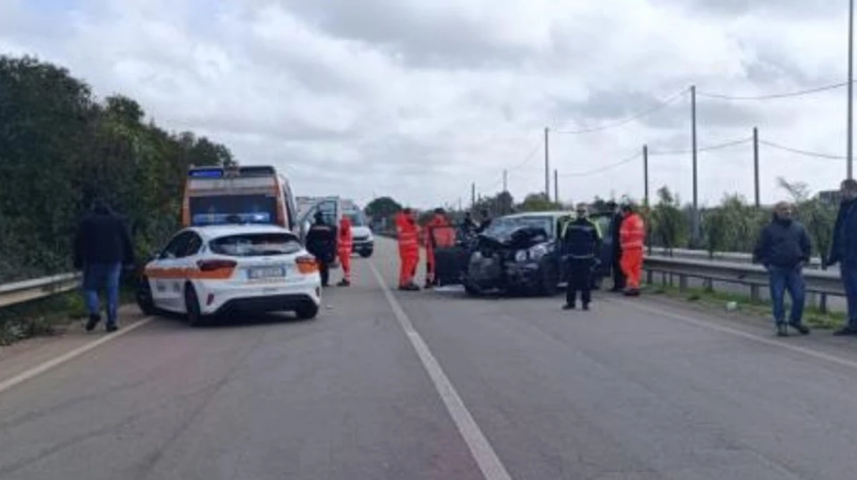Inferno sulla provinciale: schianto tremendo, strada chiusa e code lunghissime
