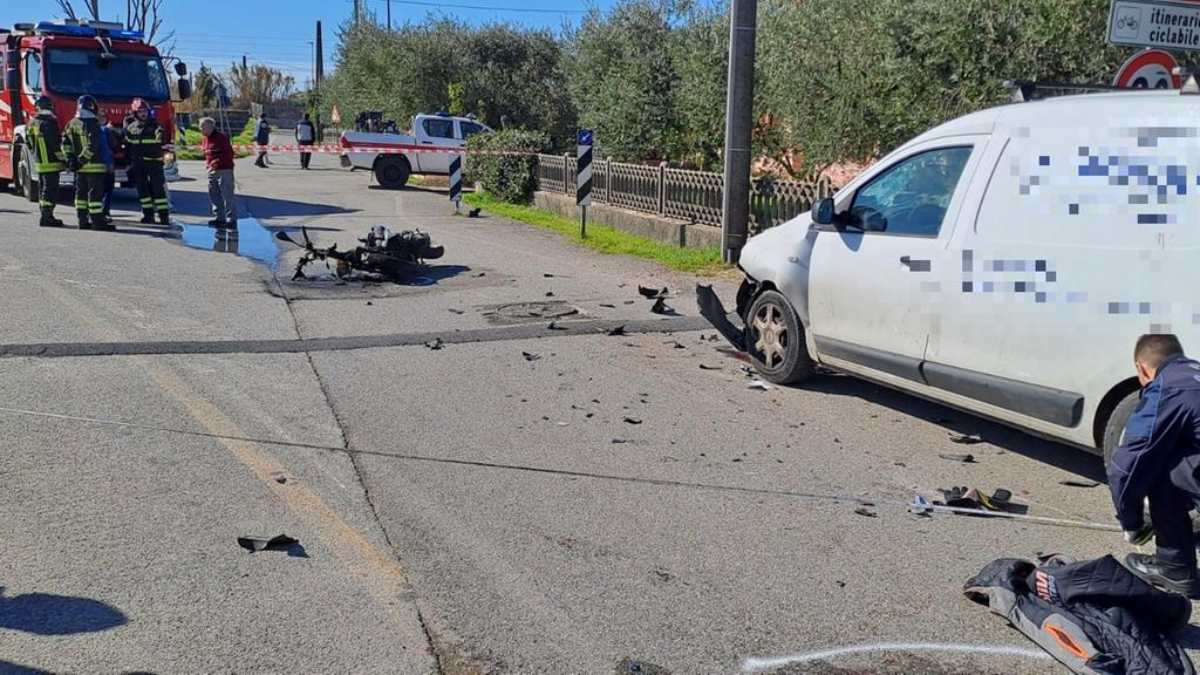 italia scooter si schianta contro furgone poi prende fuoco atroce da Thesocialpost.it italia scooter si schianta contro furgone poi prende fuoco atroce