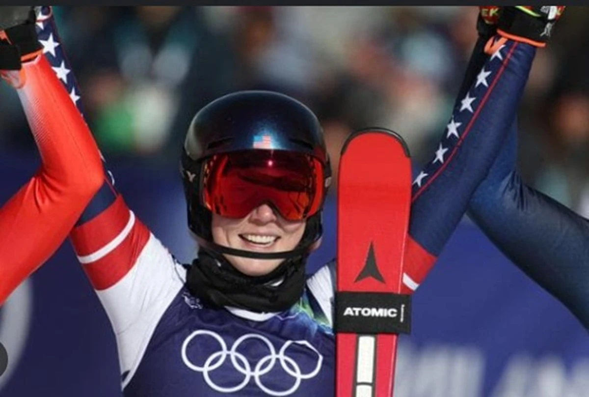 Mikaela Shiffrin festeggia dopo la vittoria nello slalom a Milano Cortina 2026