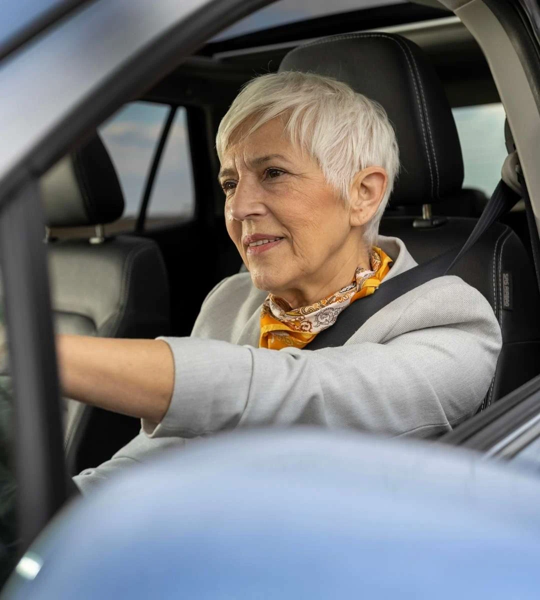 Guidatrice anziana al volante: controlli medici e sicurezza stradale