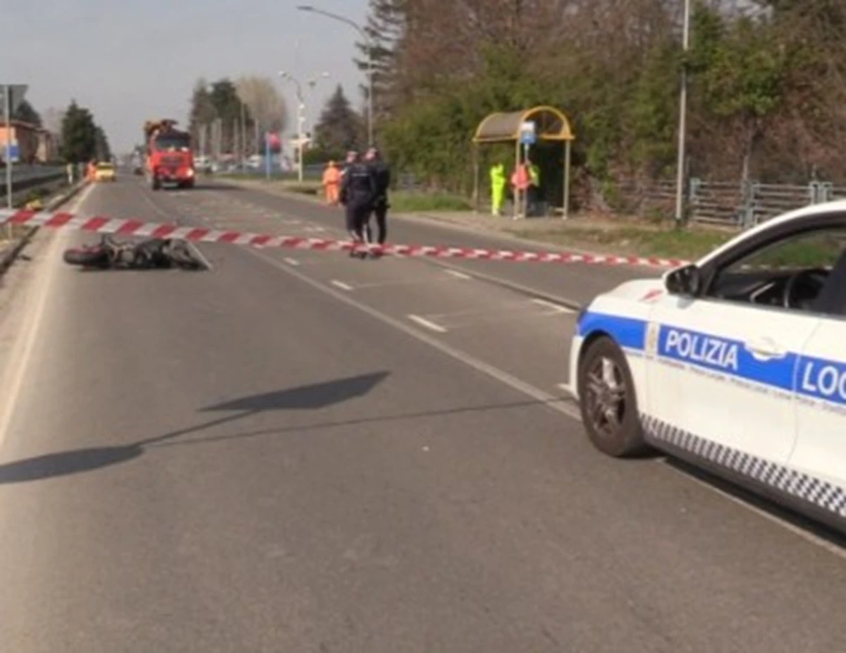 Scontro tra camion e motocicletta sulla Persicetana: intervento dei soccorritori
