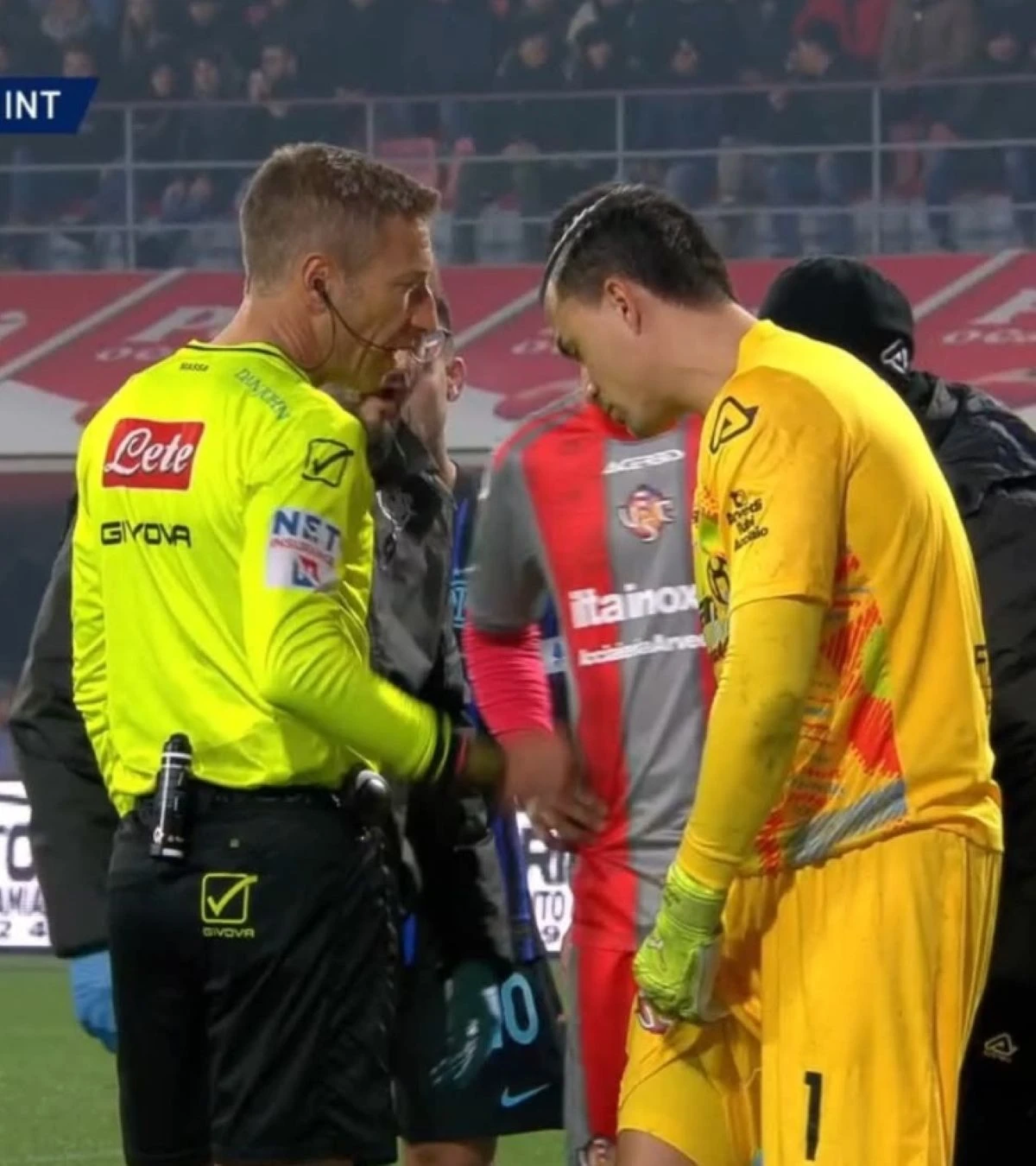 Emil Audero a terra dopo l’esplosione del petardo: tensione in campo