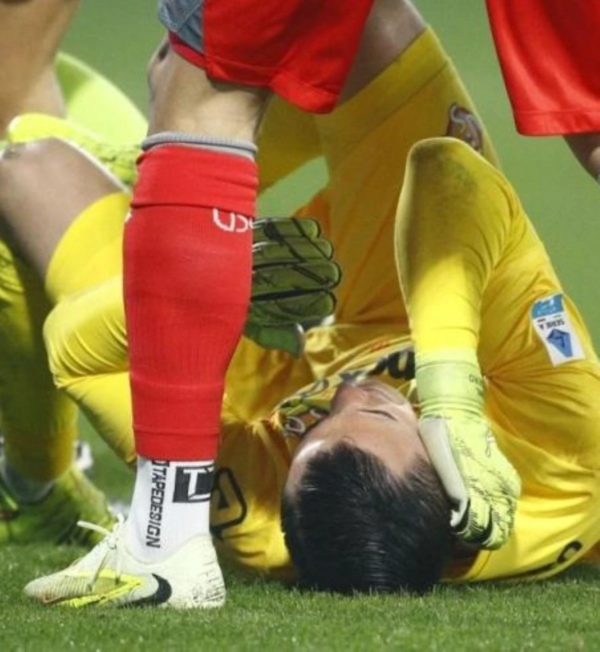 Petardo in campo durante Cremonese-Inter: partita sospesa allo stadio Zini