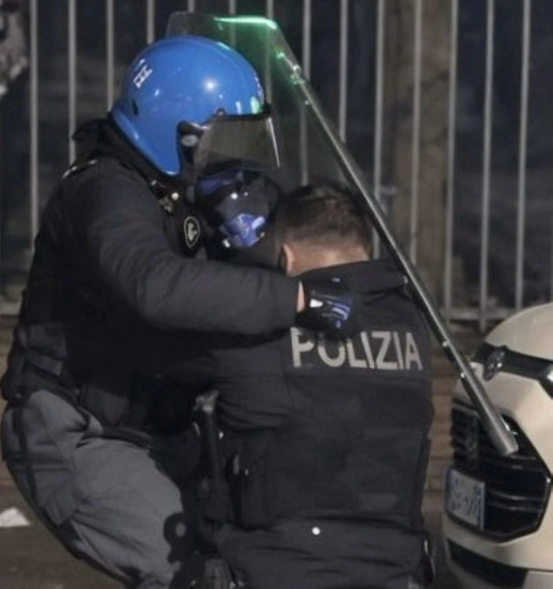 Agente ferito negli scontri di Torino, ricovero alle Molinette
