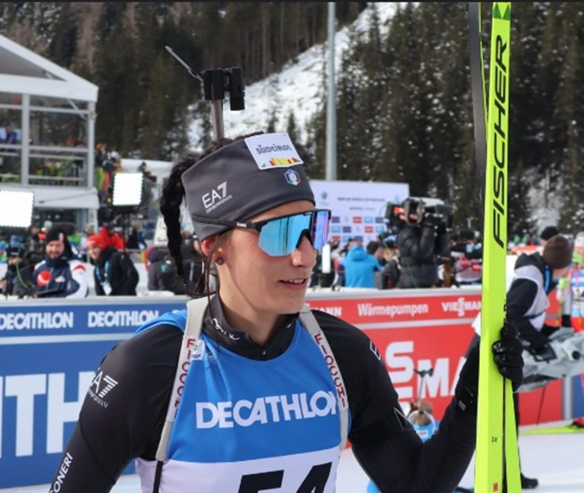 Rebecca Passler in una foto durante una competizione di biathlon