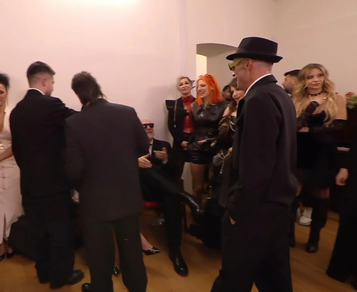 Il pubblico e il palco dell'Ariston durante la serata cover di Sanremo 2026