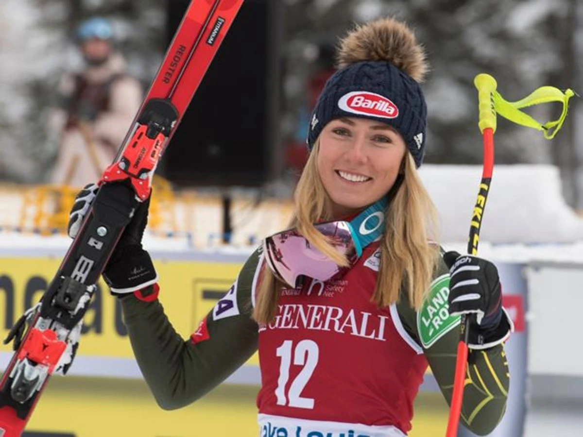 Mikaela Shiffrin con la medaglia d'oro olimpica nello slalom femminile