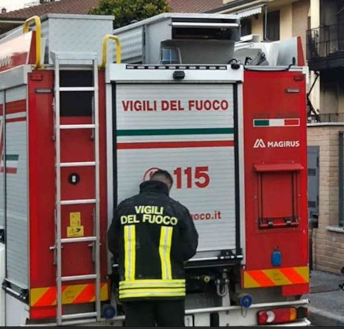 Vigili del fuoco impegnati in un intervento di soccorso