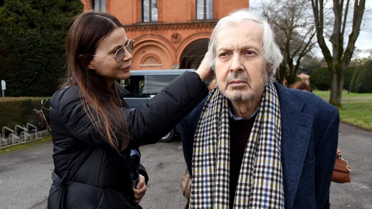 vittorio sgarbi la figlia evelina a verissimo le foto parlano da sole pap224 non sta bene da Thesocialpost.it vittorio sgarbi la figlia evelina a verissimo le foto parlano da sole pap224 non sta bene