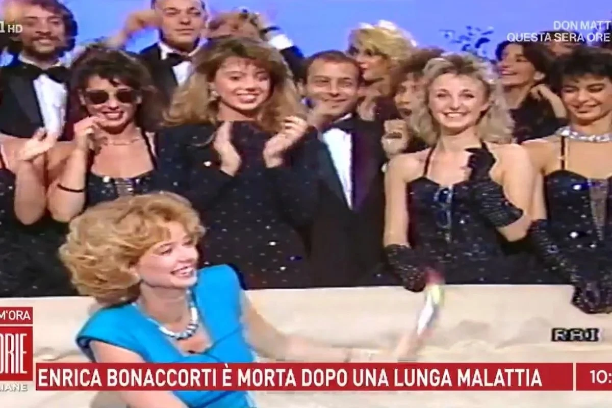 Enrica Bonaccorti sorridente in studio televisivo