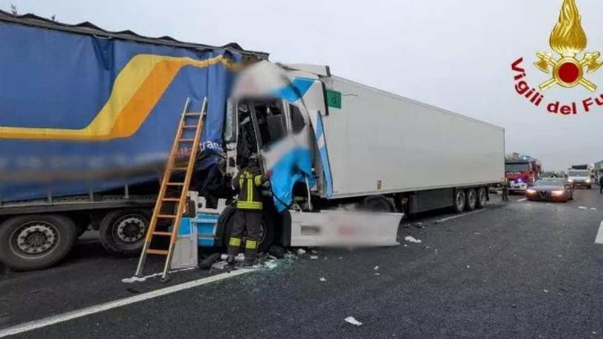 Italia, terribile schianto tra camion in autostrada: traffico in tilt Italia, terribile schianto tra camion in autostrada: traffico in tilt