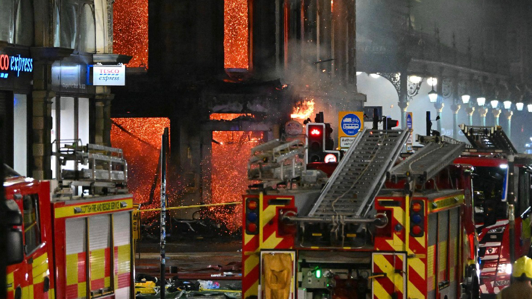terribile incendio nella stazione centrale crolla il tetto traffico ferroviario bloccato da Thesocialpost.it terribile incendio nella stazione centrale crolla il tetto traffico ferroviario bloccato