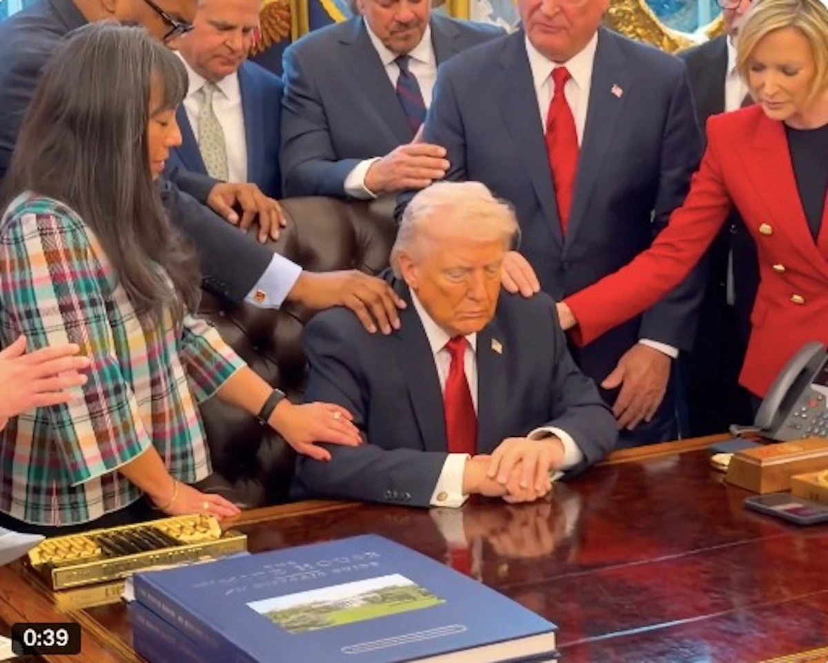 Donald Trump nello Studio ovale durante la preghiera con pastori evangelici