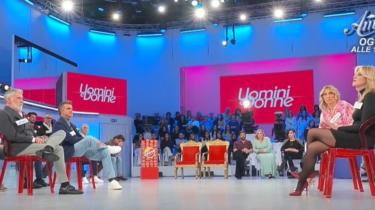 Momento in studio a Uomini e Donne tra emozione e tensione