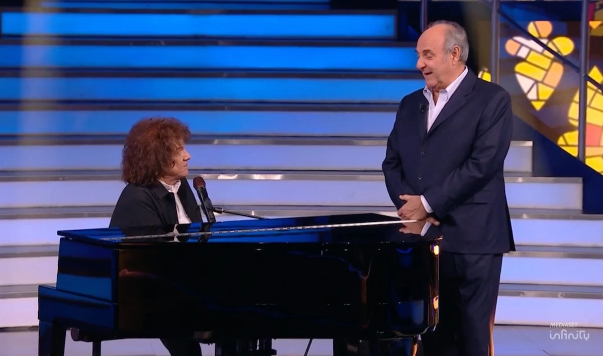 Momento musicale con Riccardo Cocciante nello studio di Canale 5