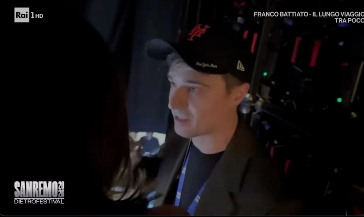 Dietro le quinte di Sanremo 2026, frame del video diventato virale
