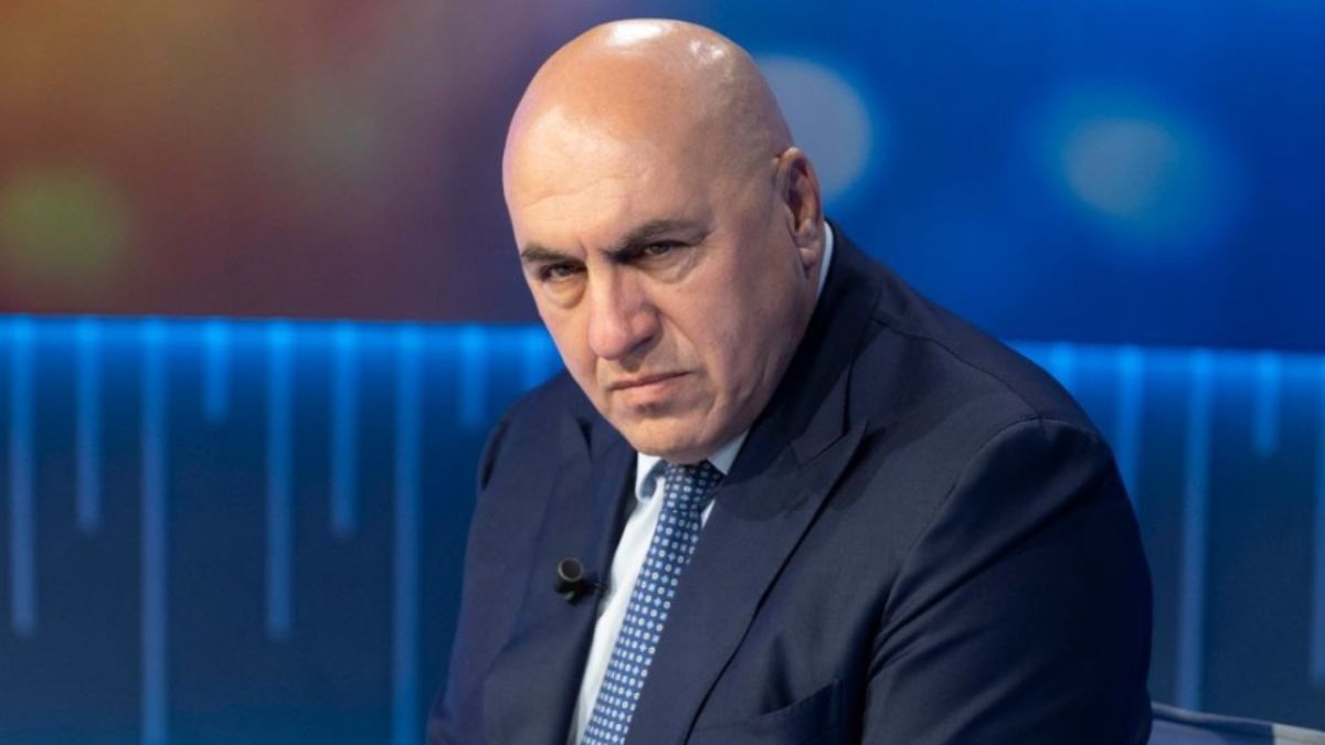 Crosetto rientra da Dubai: “Sto tornando da solo, pagherò l’aereo di Stato”