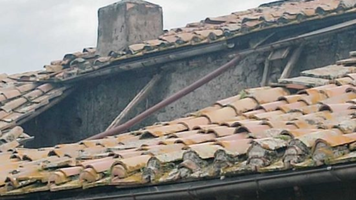 crolla il tetto di palazzo pamphili a viterbo allarme nel centro storico da Thesocialpost.it crolla il tetto di palazzo pamphili a viterbo allarme nel centro storico