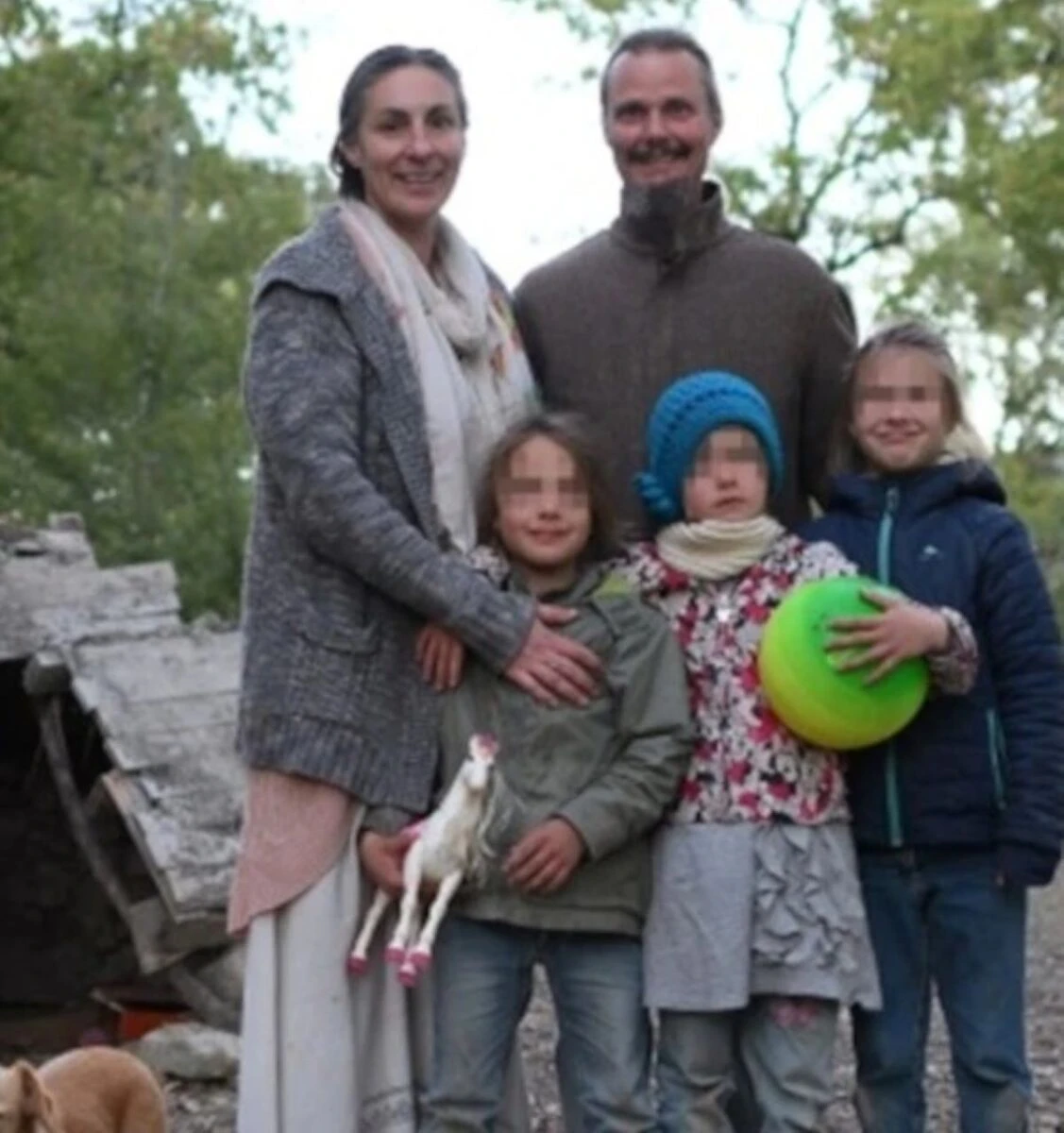 Famiglia nel bosco: l’immagine simbolo della vicenda che coinvolge Nathan Trevallion e Catherine Birmingham