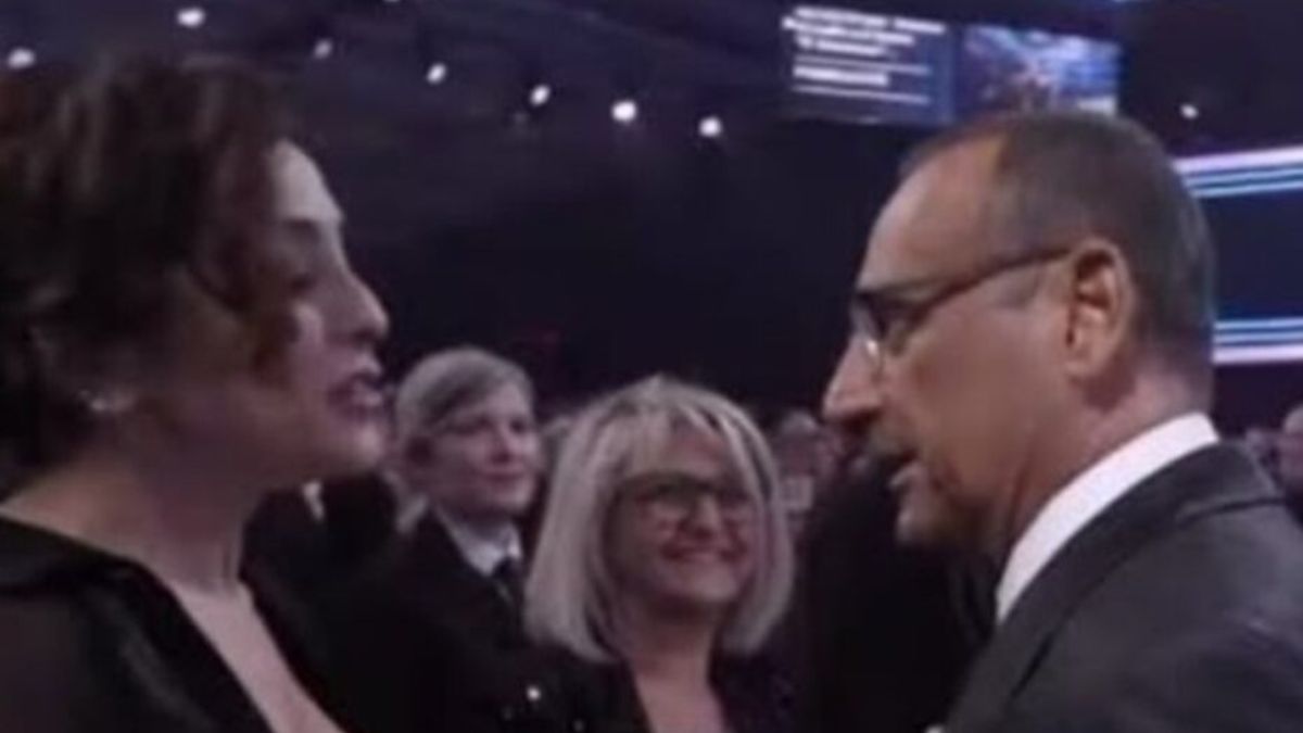 “Che ipocrisia”. Carlo Conti nella bufera dopo la finale di Sanremo: quel gesto che ha scatenato di tutto “Che ipocrisia”. Carlo Conti nella bufera dopo la finale di Sanremo: quel gesto che ha scatenato di tutto