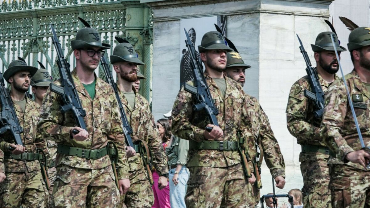Leva militare in Italia, chi può essere chiamato in guerra? Le liste dei nomi nei Comuni, le fasce d’età, chi è escluso