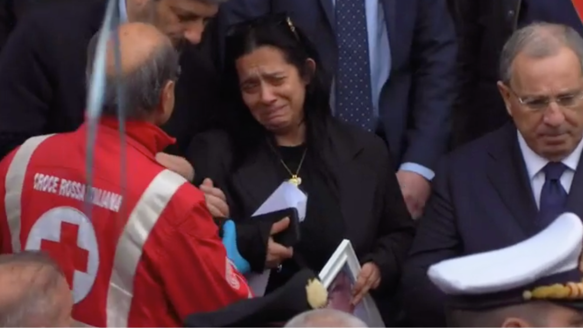 l8217ultimo saluto a domenico il feretro esce sulle note di guerriero da Thesocialpost.it l8217ultimo saluto a domenico il feretro esce sulle note di guerriero