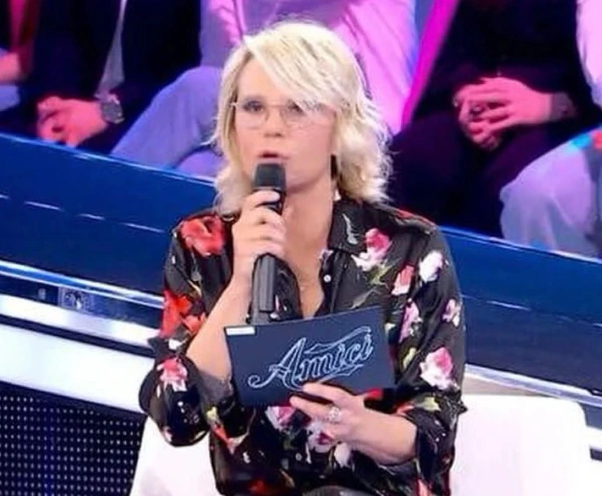 Maria De Filippi nello studio di Amici 25 durante il serale