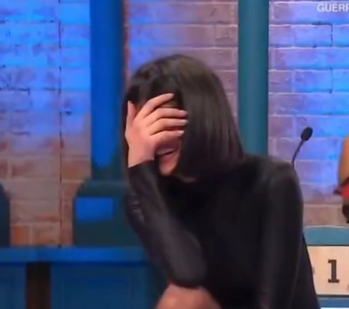 Martina Miliddi durante la coreografia sul tavolo nero ad Affari Tuoi