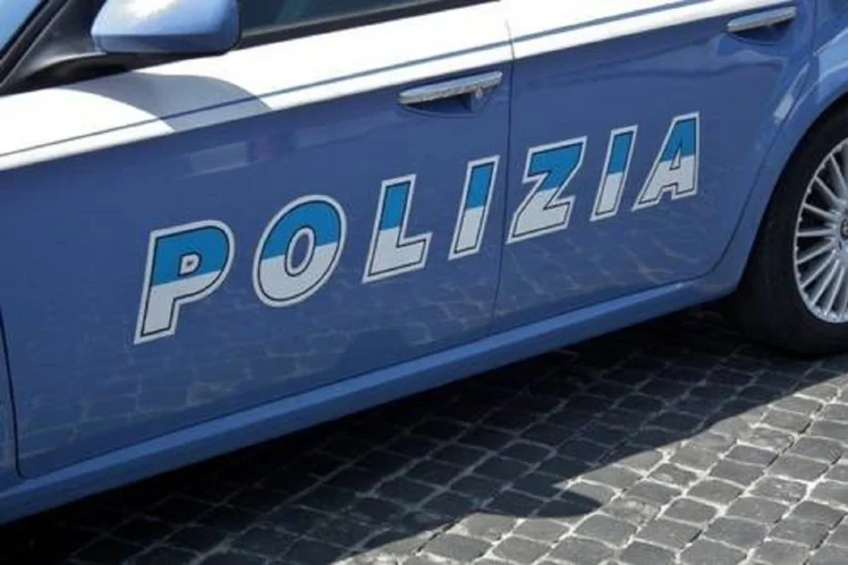 Auto della polizia italiana durante un intervento
