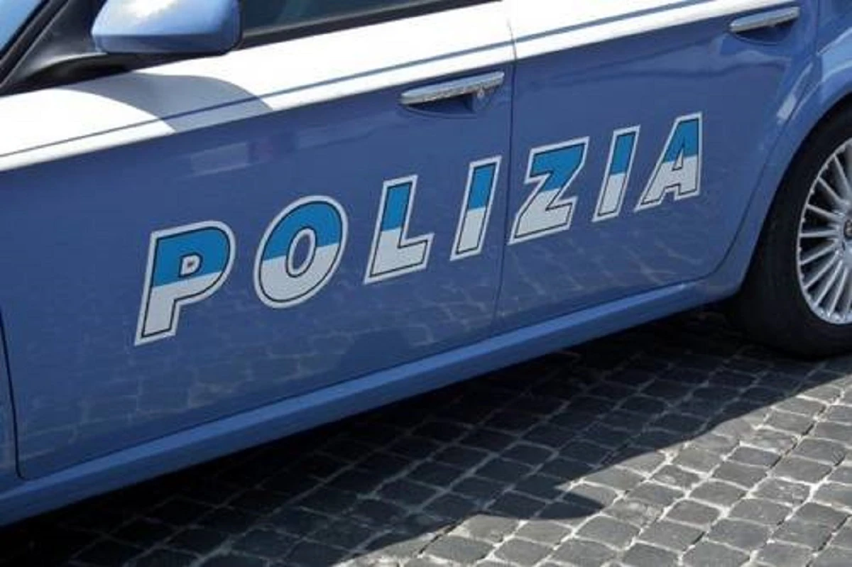 Auto della polizia italiana durante un intervento